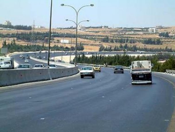 فتاة تتعرى على طريق المطار ..  