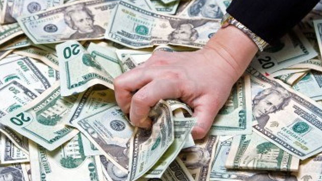 مسنة بريطانية تسرق 500 ألف جنيه إسترليني لعشيقها المصري .. 