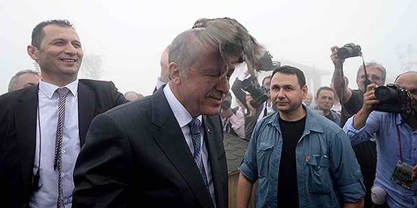 ماذا يفعل هذا الطائر فوق رأس أردوغان؟ صور