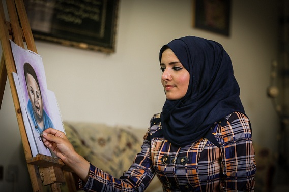 بالصور: فنانة فلسطينية ترسم الشهيد دوابشة بمساحيق التجميل