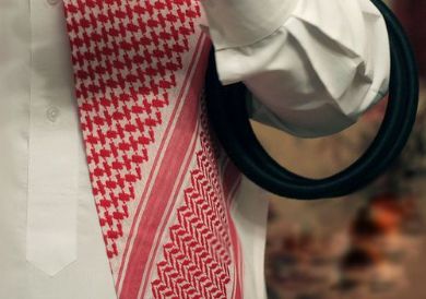 مشاجرة وضرب بالعقال والاحذية بين سعودي و3 فتيات  ..  فيديو