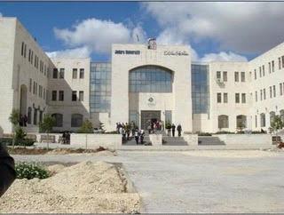 طالب يبصق على أستاذه بتخريج جامعة جدارا .. 