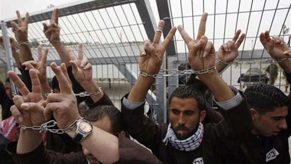 الاحتلال يمدد اعتقال 63 أسيرا فلسطينيًا 