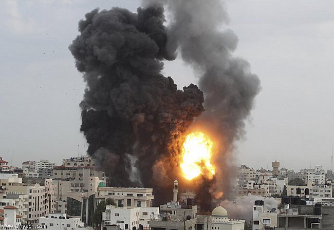 الاحتلال يشن غارة على موقع لحماس في غزة