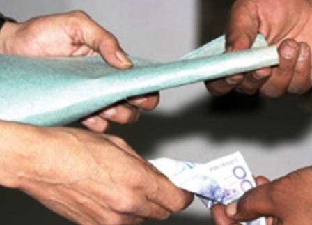 صحفيان حاولا ابتزاز ملك  .. 