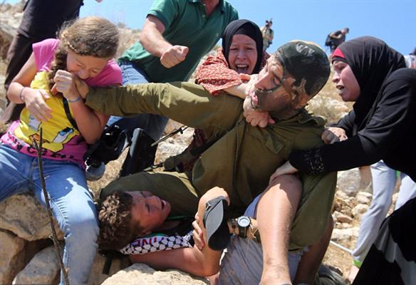 فلسطين : هكذا حررت هذه العائلة إبنها من الجندي الاسرائيلي 