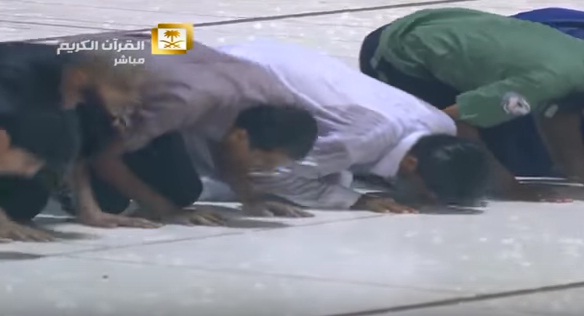 بالفيديو ..  صلاة المغرب بالحرم المكي تحت الأمطار الغزيرة
