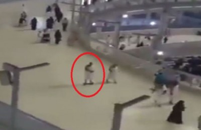 معتمر يستخدم السكوتر للطواف حول الكعبة  ..  فيديو