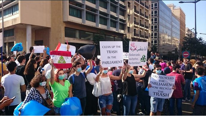 طلعت ريحتكم تقتحم وزارة البيئة في بيروت 