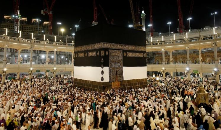الكعبة المشرفة تشمّر كسوتها استعدادا للحج .. 