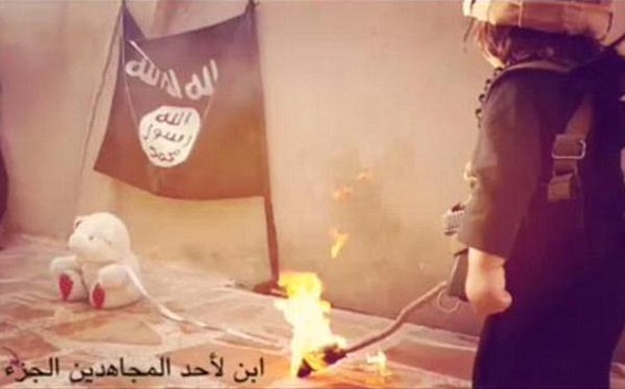 طفل لا يتجاوز الثالثة يتعلم إعدام دميته حرقاً  ..  صور