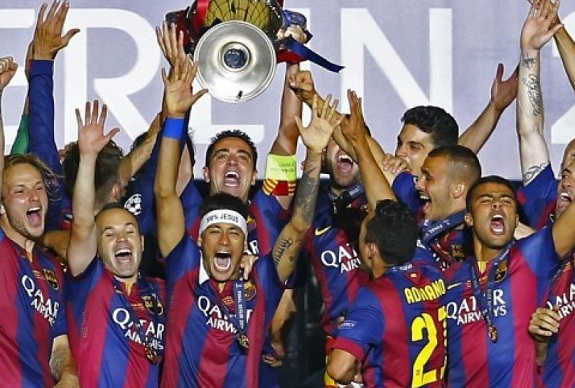 قميص برشلونة يزين بشعارين جديدين