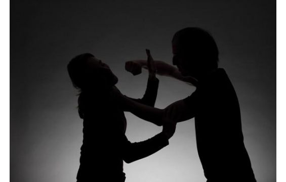 زوج يعذّب زوجته الحامل بسبب العشاء! فيديو
