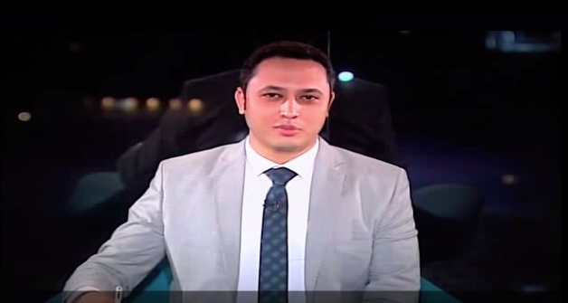 مذيع يخرج عن النص لتوجيه رسالة إلى زوجته  ..  فيديو