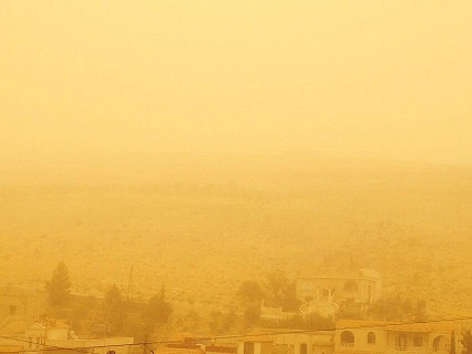 30 إصابة بالاختناق جراء عاصفة رملية في لبنان