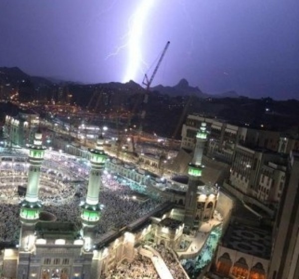 عاصفة رملية وامطار غزيرة في مكة  .. 