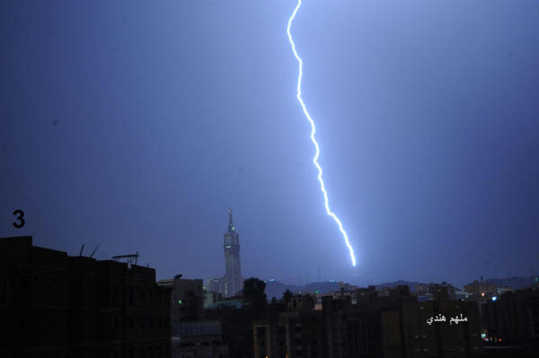 4 صواعق رعدية تضرب برجاً للاتصالات قرب الحرم المكي  ..  صور