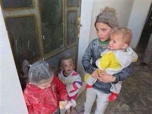 طفلة سورية تتحوّل أمًا بعد مقتل والديها  ..  صورة
