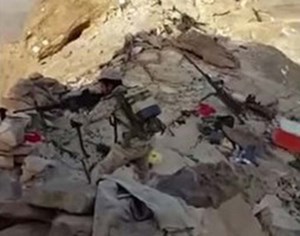 بالفيديو ..  لحظة نجاة جندي سعودي من قناص حوثي
