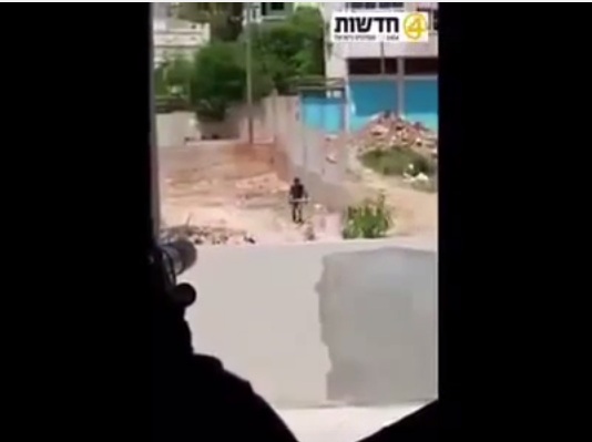 بالفيديو: لحظة قنص طفل فلسطيني برصاص قوات الاحتلال