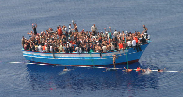 13 قتيلا باصطدام مركب للمهاجرين مع عبارة قبالة تركيا