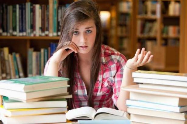 ما هو تأثير درجات التعلّم على عزوبة الفتيات؟