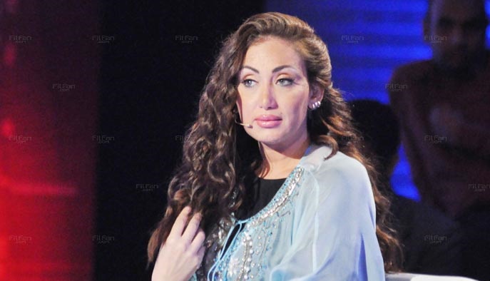 بالفيديو ..  ريهام سعيد تسقط في مجرى مياه أمطار