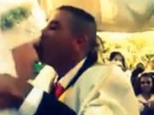 بالفيديو ..  عريس يحرج زوجته بسبب مشاعره الجارفة !