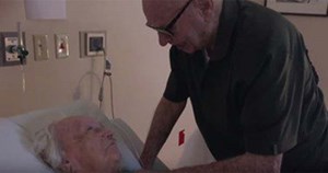 بالفيديو ..  مسن يغنى لزوجته أثناء احتضارها انشودة حبهما