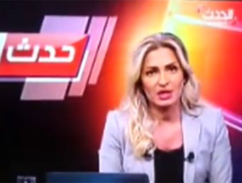 بالفيديو ..  موقف محرج لمذيعة العربية على الهواء