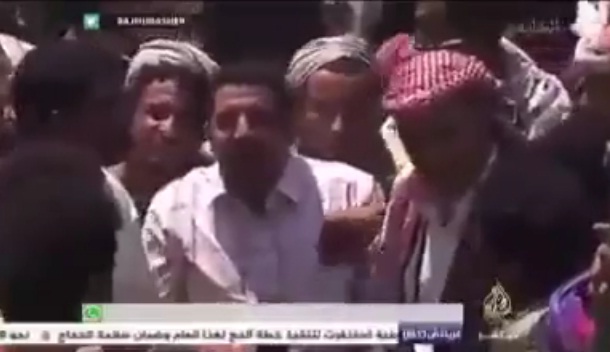 سرقة موبايل مراسل الجزيرة على الهواء ..  فيديو