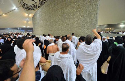 ضيوف الرحمن يرمون جمرة العقبة يومَ النحر