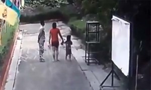 بالفيديو ..  لقطات مروعة لرجل يحرق وجه زوجته بمياه نار