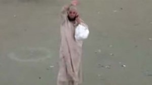 بالفيديو ..  حاج يطمئن عائلته بعد حادث منى بموقف طريف