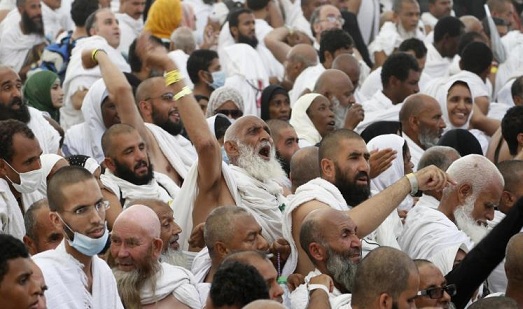 الحجاج يرمون الجمرات بأول أيام التشريق