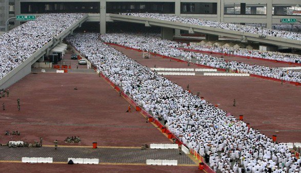 مسؤول بمطوفي إيران: ارتداد 300 حاج إيراني وراء التدافع