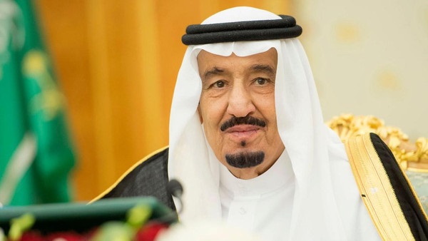 الملك سلمان يقيل وزير الحج و5 مسؤولين  .. 