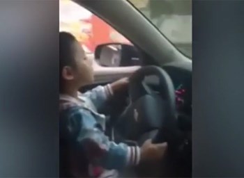 بالفيديو ..  صيني يعلم طفله قيادة السيارة في شارع مزدحم