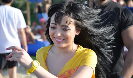 ساندي تخلع الشورت خوفاً من هاني شاكر .. صور