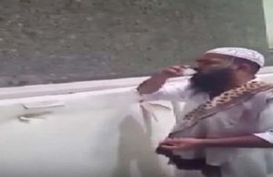 بالفيديو ..  شاهد حاج يشرب القهوة وهو يرمي الجمرات