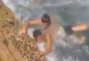شاهد ..  فيديو صادم على شاطئ بيروتي