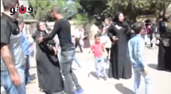 بالفيديو ..  وصلة ردح لفتاة بعد اكتشاف خيانة خطيبها .. 