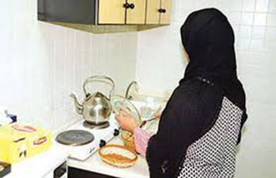 خليجية تعتدي بوحشية على خادمتها بقضيب معدني  .. 