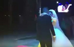 بالفيديو ..  مفاجأة مدهشة من شاب لعروسه خلال حفل زفافهما