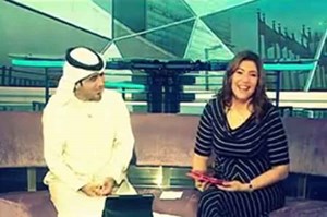بالفيديو ..  نوبة ضحك هستيرية لمذيعة قناة دبي على الهواء