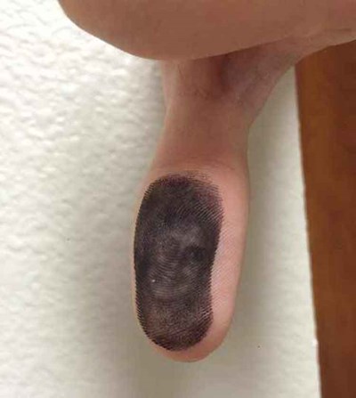  وجه فتاة على إبهام رجل  حقيقة ام خدعة ؟ صورة