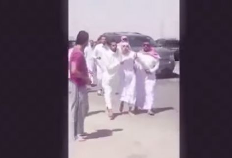 بالفيديو ..  سعوديون يقبضون على داعشي هدد خطيب الجمعة