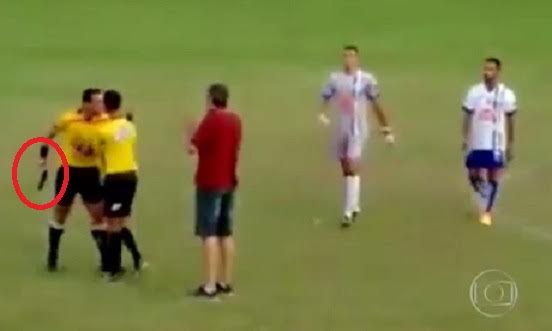 بالفيديو ..  حكم برازيلي يشهر مسدساً بوجه لاعب في مباراة كرة قدم!