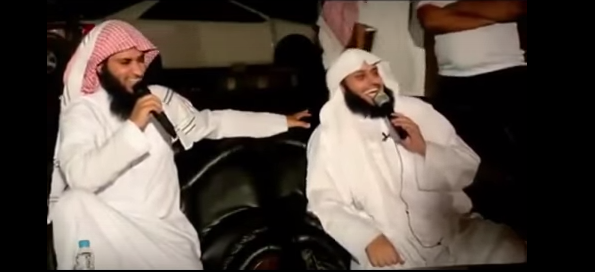 بالفيديو ..  داعية خليجي يطلق إيحاءات غير لائقة لزميله