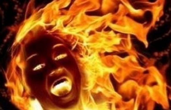 السعودية: مقيم يحرق زوجته أمام أبنائه